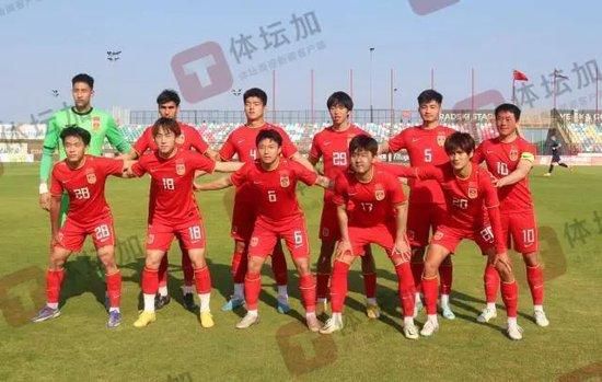 办公室紧身裙丝袜秘书av
